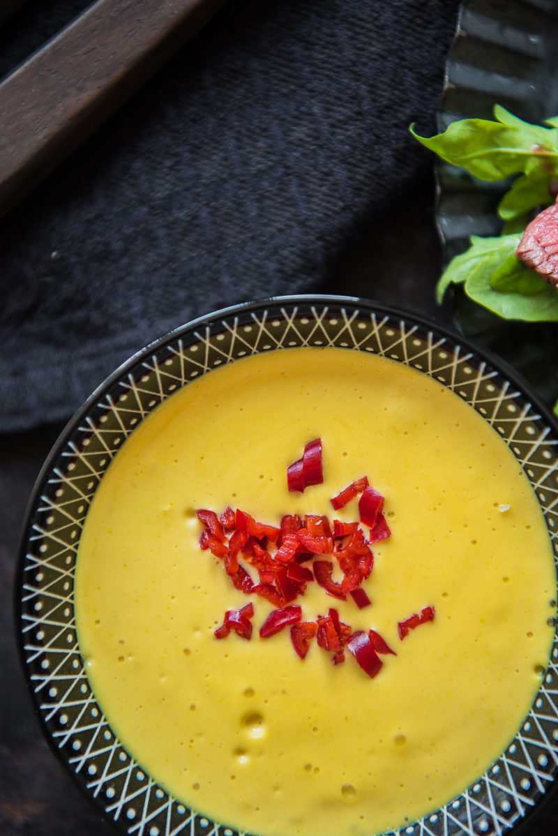 Kurkuma Steak Burger mit Ananas und Mango, exotischer Steak Burger ... Kurkuma Steak Burger mit Ananas und Mango, exotischer Steak Burger ...