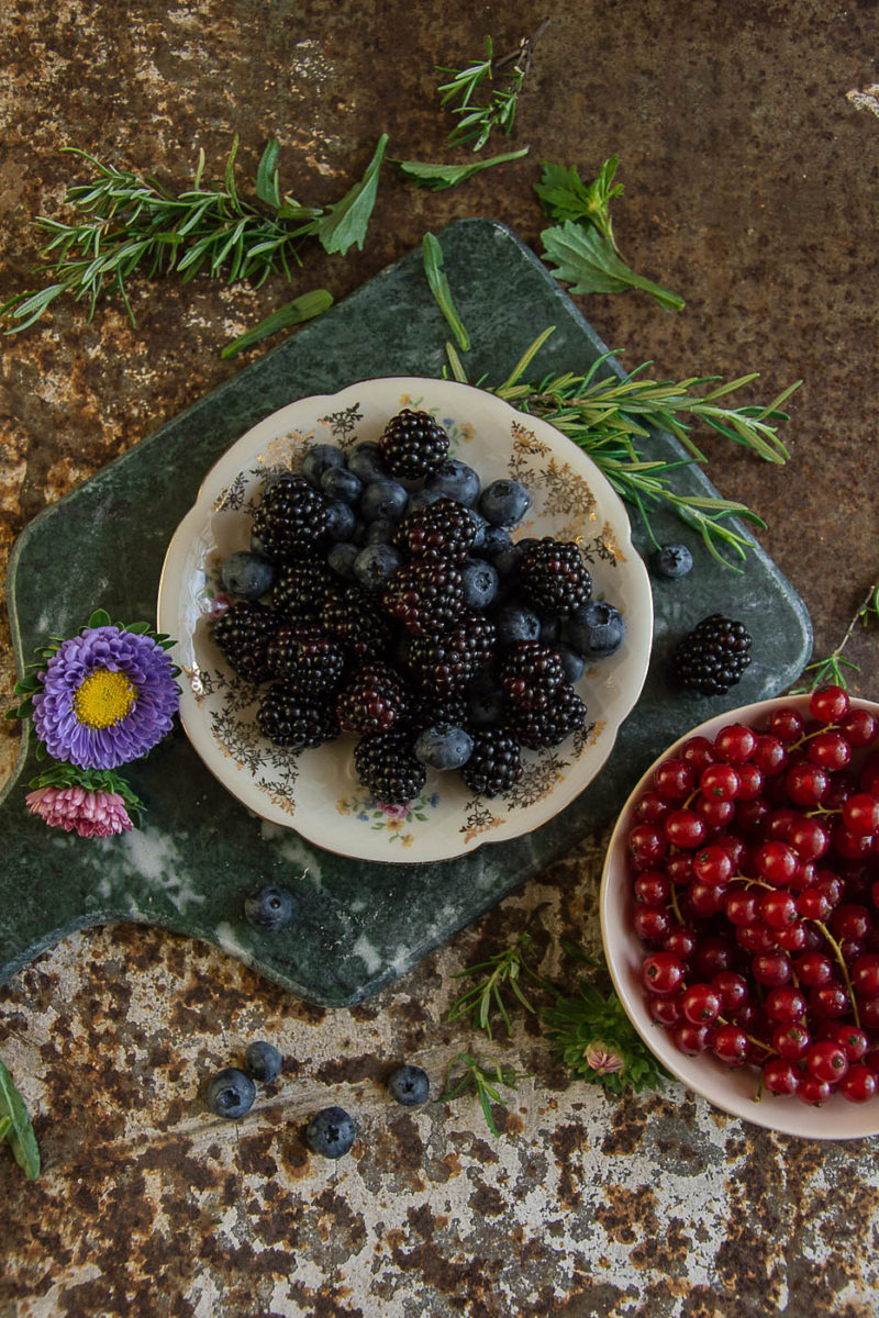 Dark Chocolate Gugel mit beschwipsten Beeren › foodistas.de