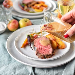 Roastbeef Mit Apfelkruste Remoulade Und Bratkartoffeln Und Mohren Foodistas De