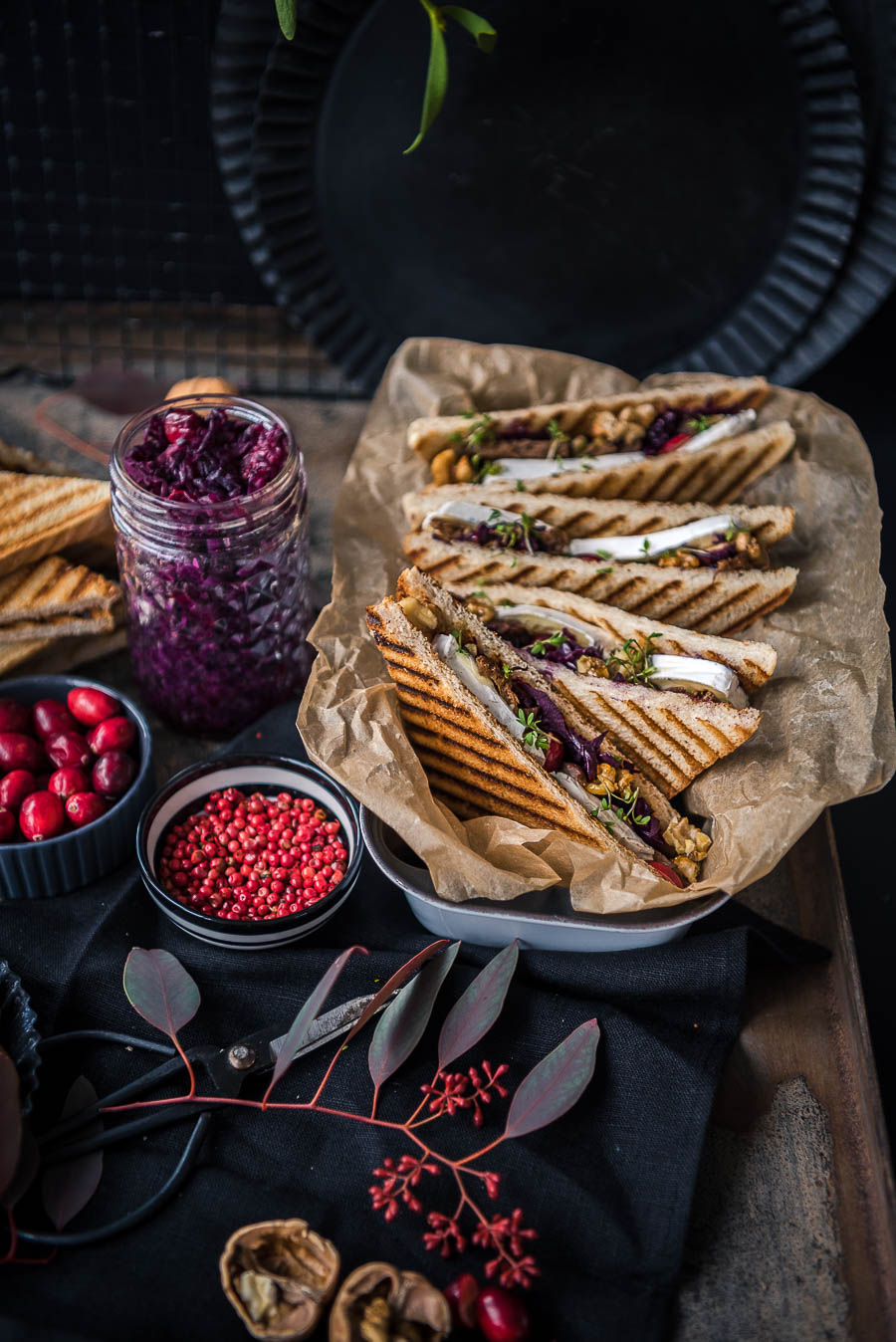 Weihnachtliches Pulled Duck Sandwich mit Cranberry Rotkohl und Walnuss ...