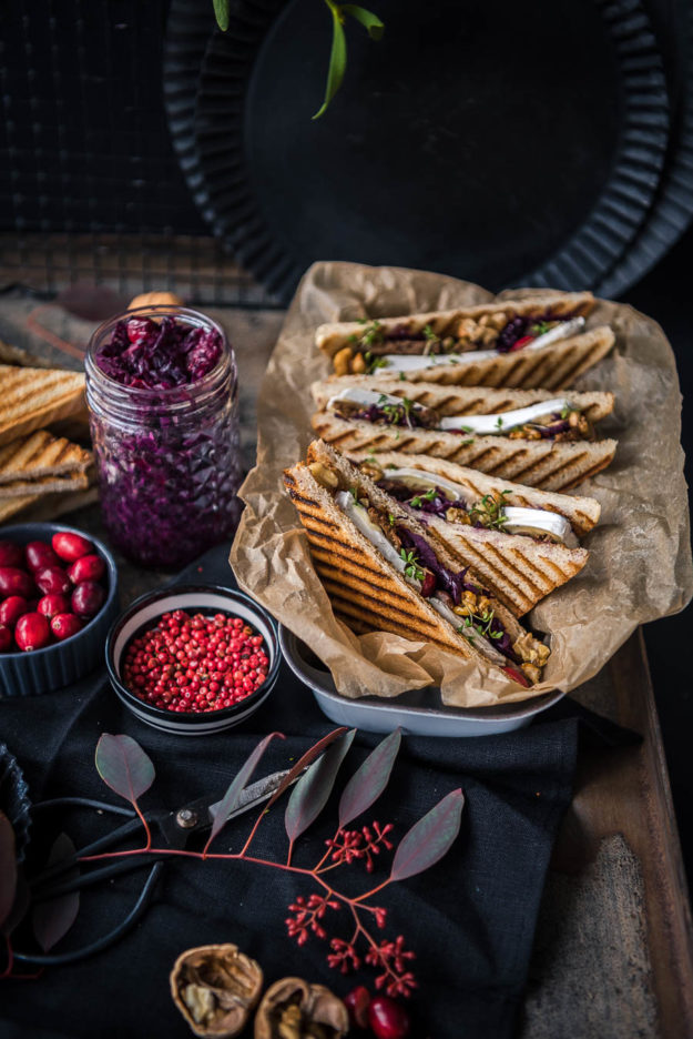 Weihnachtliches Pulled Duck Sandwich mit Cranberry Rotkohl, Camembert und Honig-Walnüssen