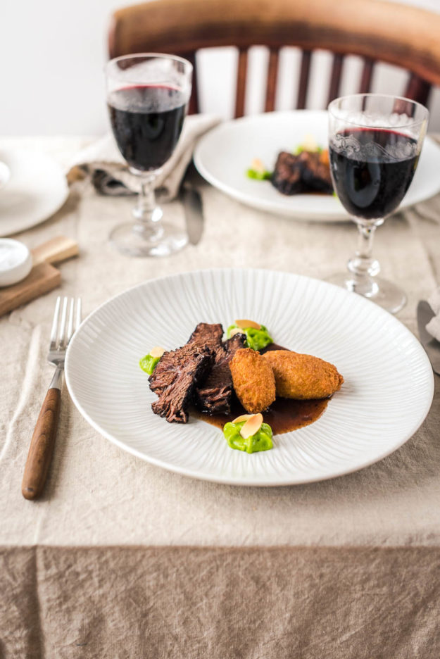 Ochsenbäckchen mit Pommes Dauphine und Petersilienschaum