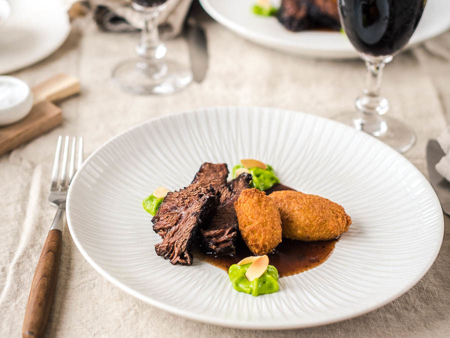 Ochsenbäckchen mit Pommes Dauphine und Petersilienschaum