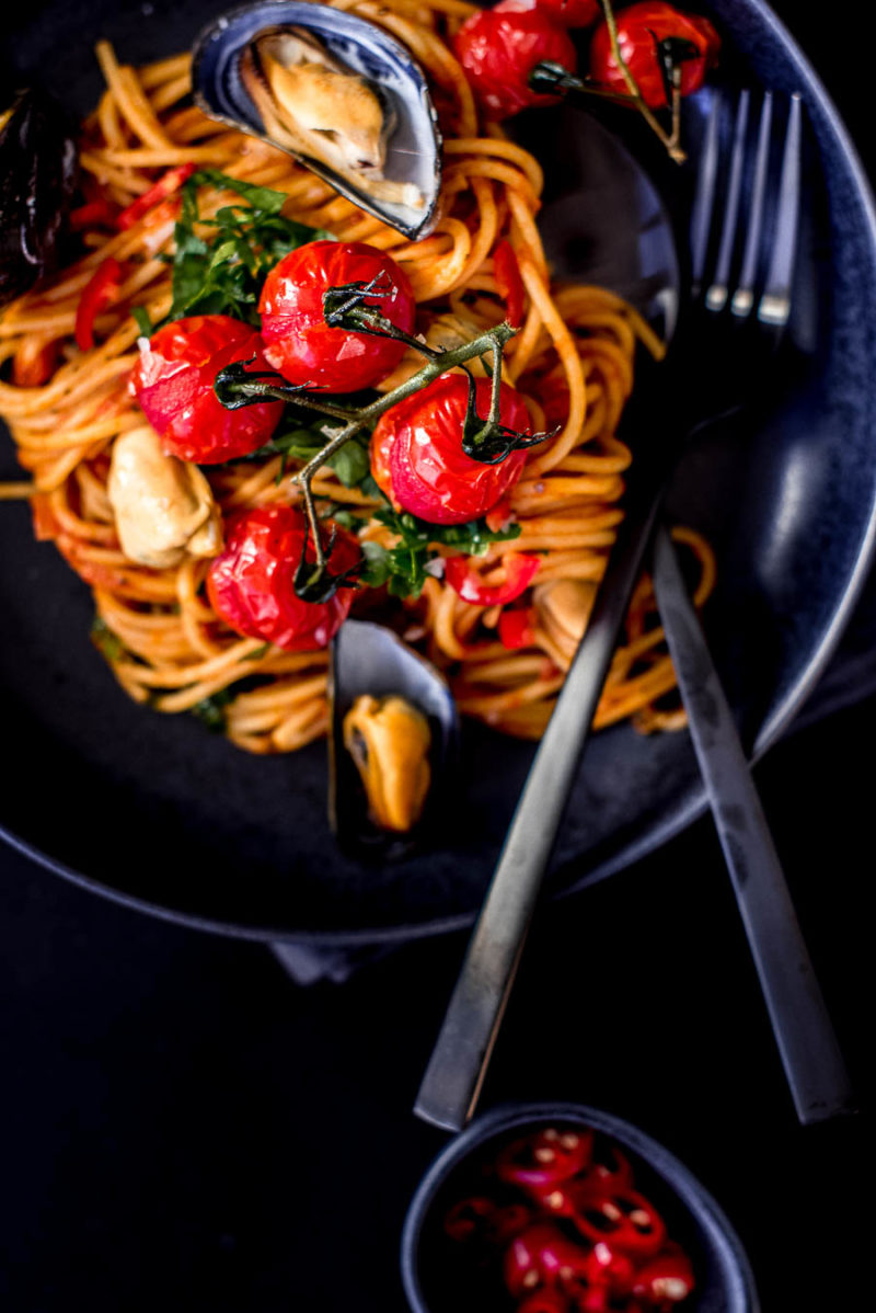 Muschel-Spaghetti in Tomatensugo, Muschelzeit, Rezept für Miesmuscheln ...