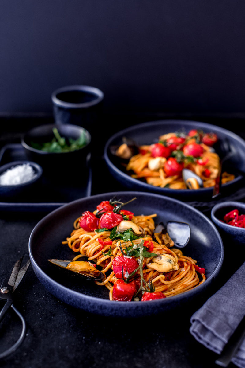 Muschel-Spaghetti in Tomatensugo, Muschelzeit, Rezept für Miesmuscheln ...