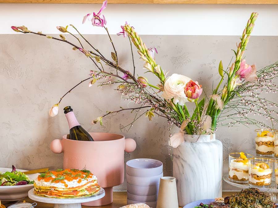 Crêpes-Torte aus Lachs, geschmorte Lammkeule und ein Bärlauchsüppchen