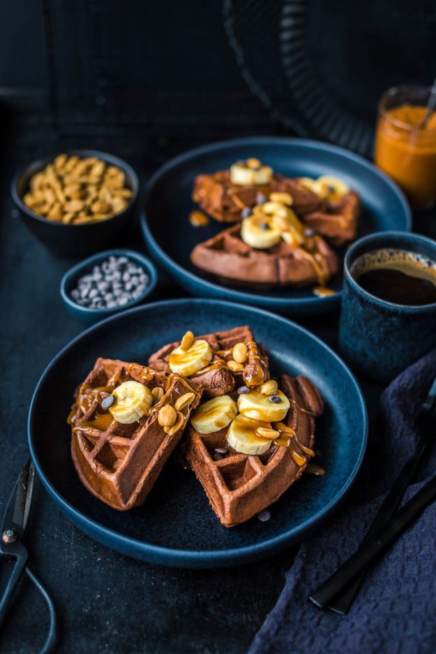 Dunkle Schokoladenwaffeln mit Erdnussbutterkaramell und Banane