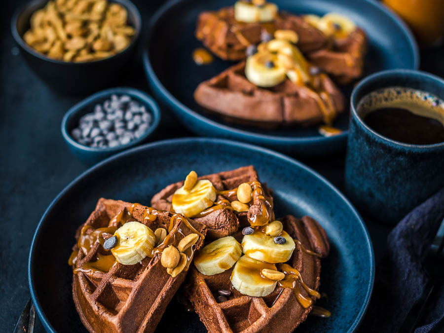 Dunkle Schokoladenwaffeln mit Erdnussbutterkaramell und Banane