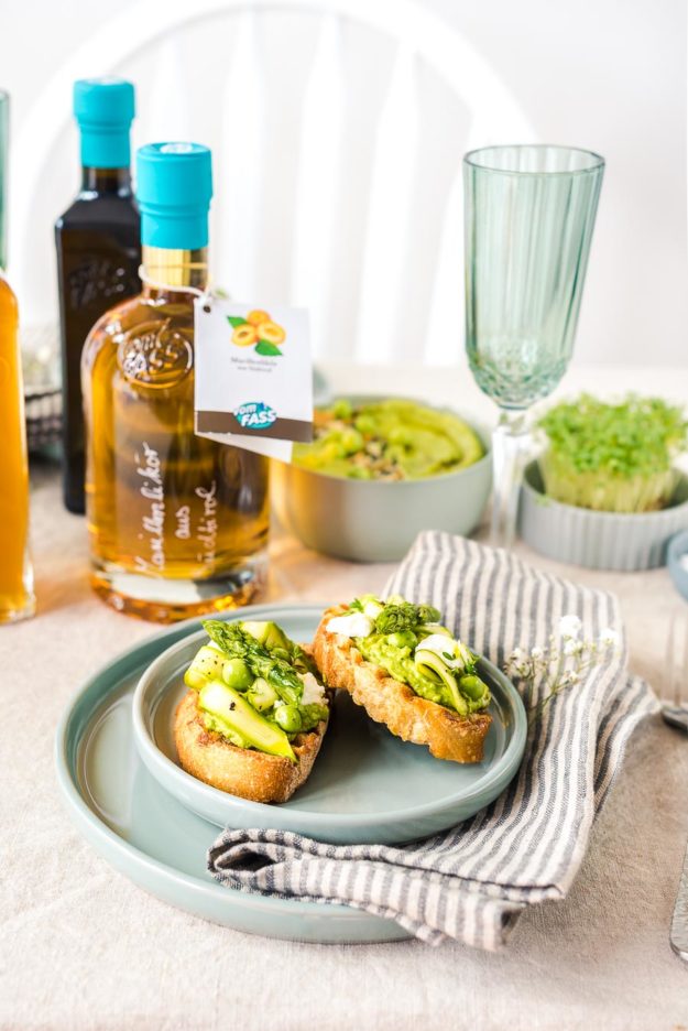 Crostini mit grünem Spargel, Burrata, Pistazienkernöl <span class="amp">&</span> Erbsenhummus