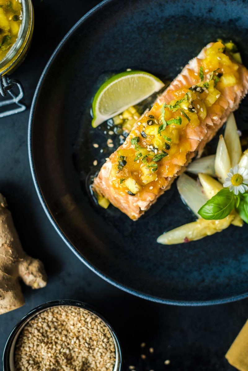 Mit Konfitüre glasierter Lachs dazu lauwarmer Spargelsalat › foodistas.de