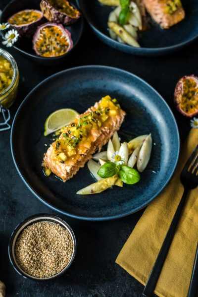 Mit Konfitüre glasierter Lachs dazu lauwarmer Spargelsalat › foodistas.de