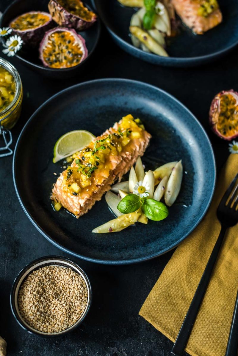 Mit Konfitüre glasierter Lachs dazu lauwarmer Spargelsalat › foodistas.de