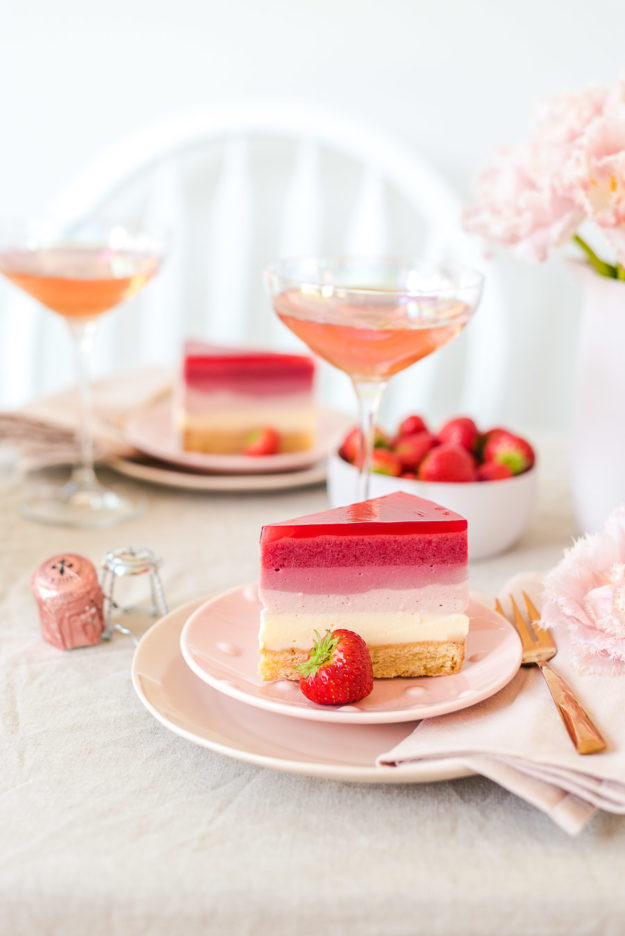 Muttertagstorte mit Erdbeeren und Rosé Sekt Gelee