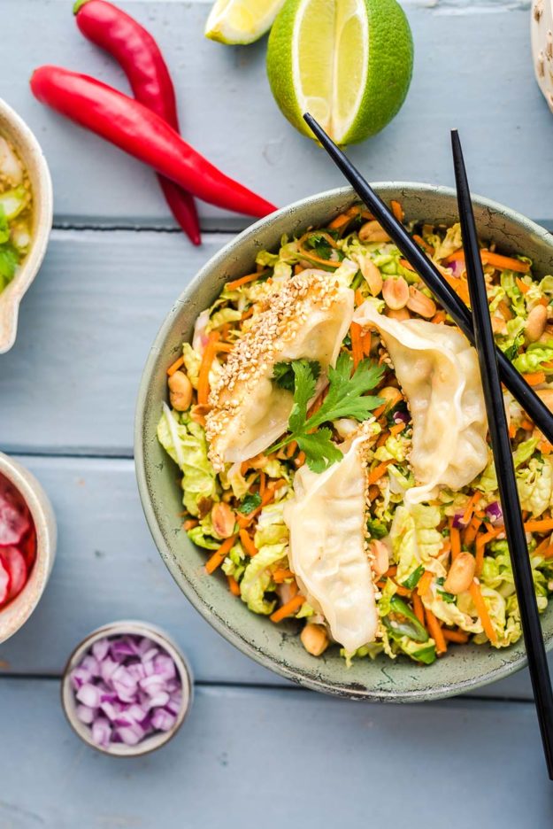 Chinmi mit Sesam Kruste dazu ein knackiger Erdnuss-Kohlsalat