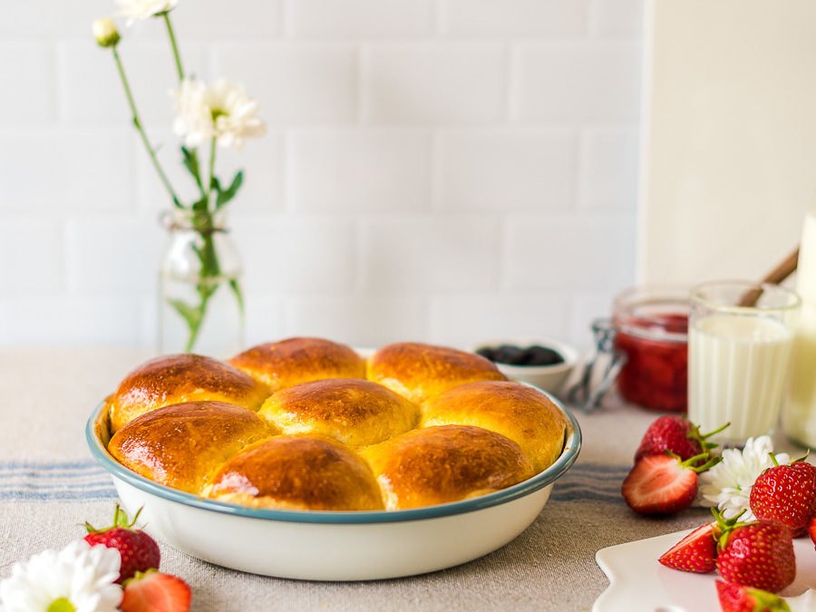 Milchbrötchen mit Erdbeer-Tonka-Marmelade