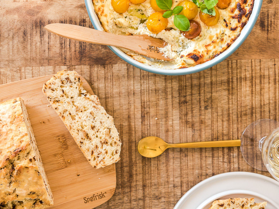 gebackener Ziegenfrischkäse mit Tomaten und Zwiebelbrot