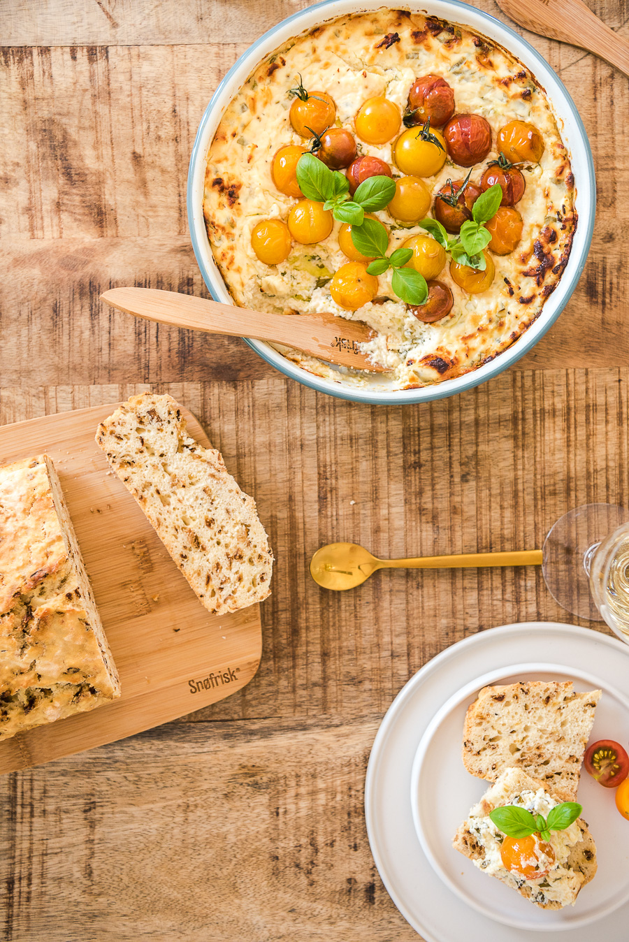gebackener Ziegenfrischkäse mit Tomaten und Zwiebelbrot
