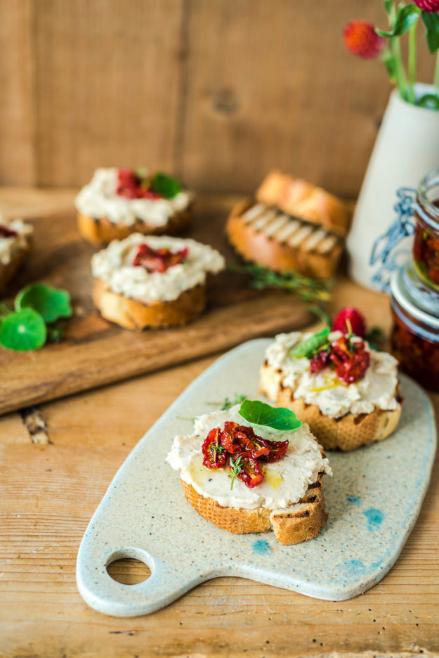 Crostini mit halbgetrockneten Tomaten und Bohnencreme