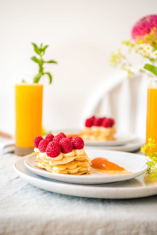 Vanillecremeschnitten mit Aprikosenkompott