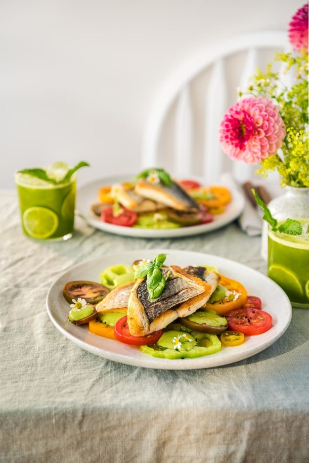 Dorade auf bunten Tomaten mit einer Rucola-Basilikum-Sauce dazu ein Virgin Rucola Mojito