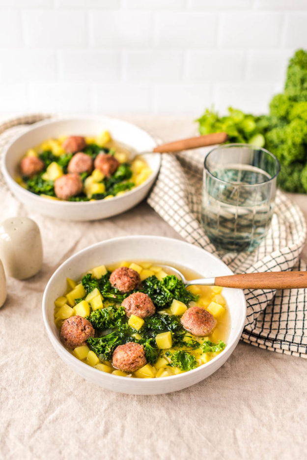 GRünkohleintopf mit kleinen Mettendenbällchen