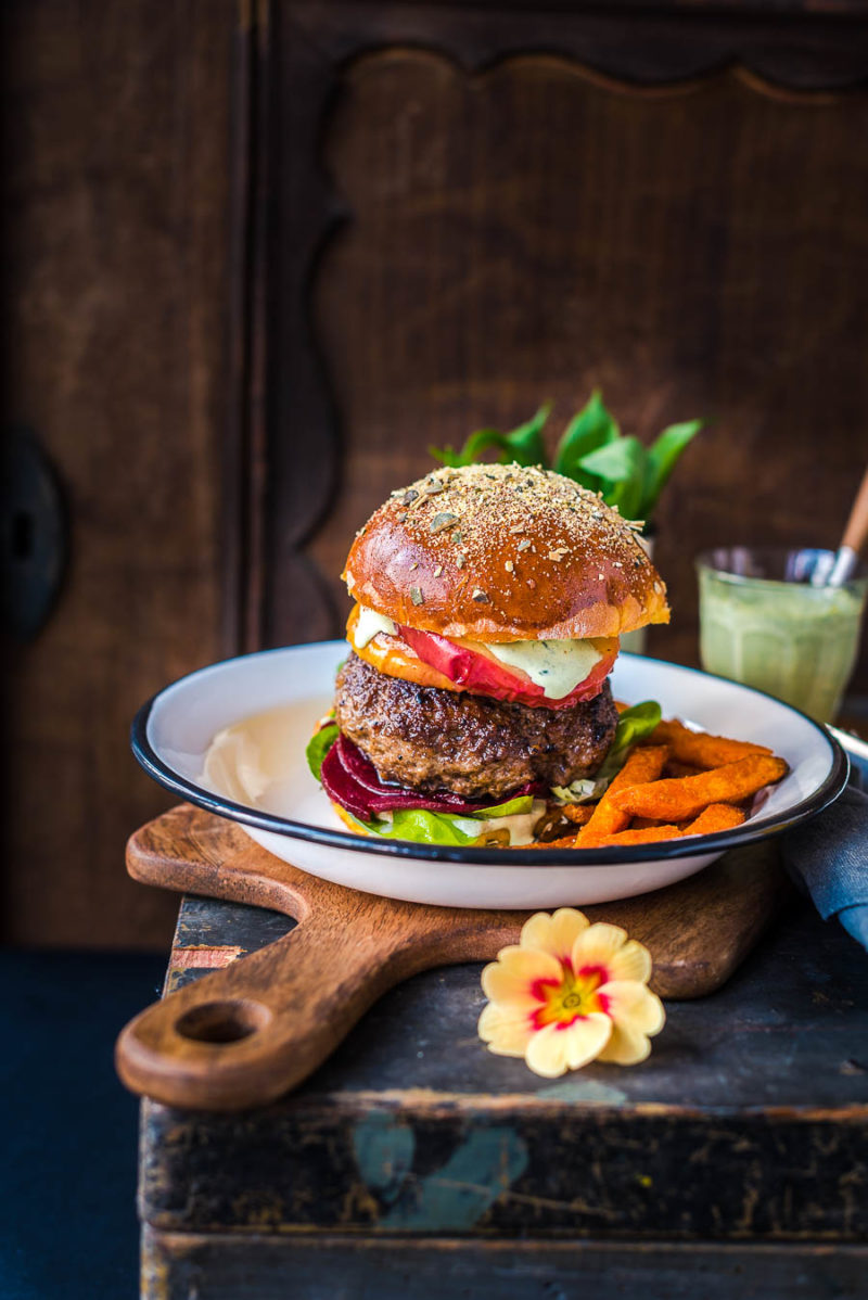 Frühlingsburger mit Apfel, roter Bete, Bärlauch Mayonnaise › foodistas.de