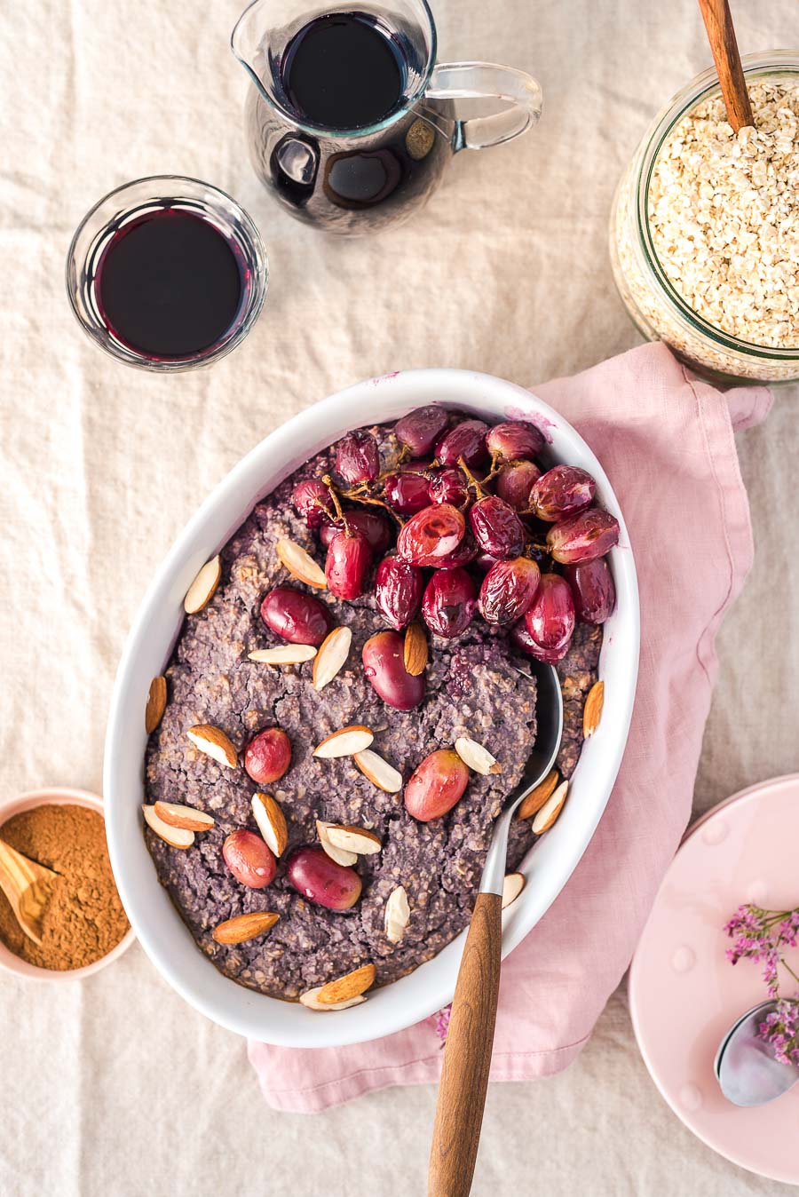 gebackener Porridge mit Traubensaft