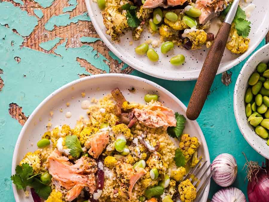 Libanesischer Ofenlachs mit Blumenkohl und Edamame