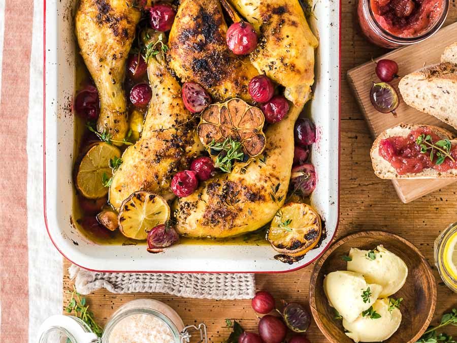 mediterrane Hähnchenkeulen mit Stachelbeer-Chutney