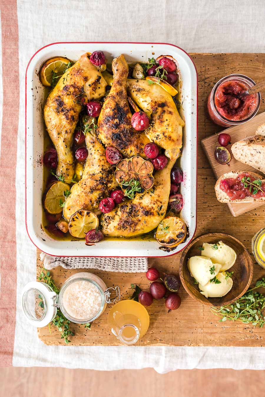 mediterrane Hähnchenkeulen mit Stachelbeer-Chutney