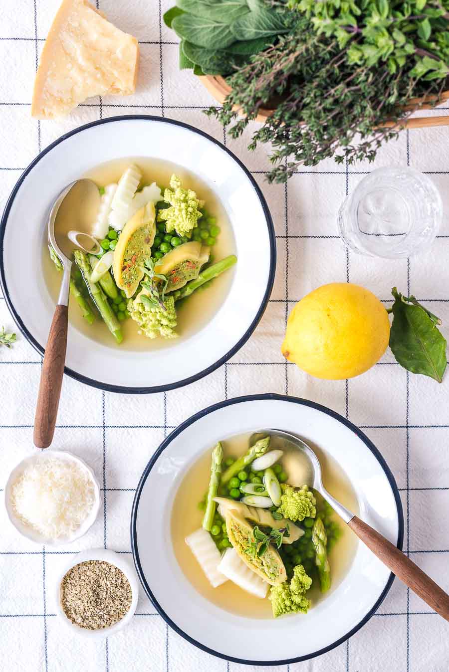 Frühlingshafte Minestrone mit Maultaschen
