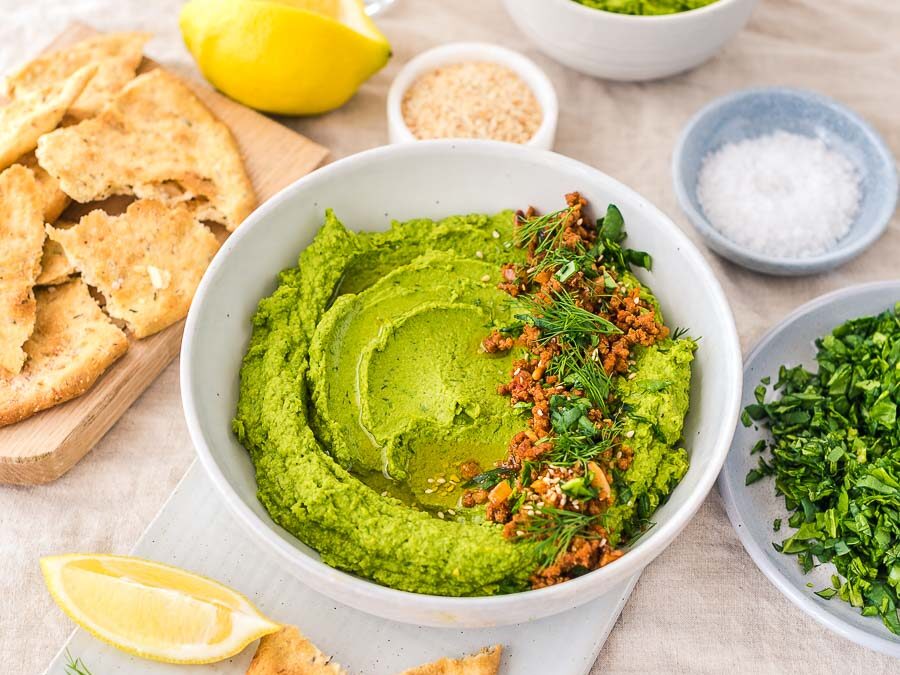 Spinat-Dill Hummus mit Hackfleisch