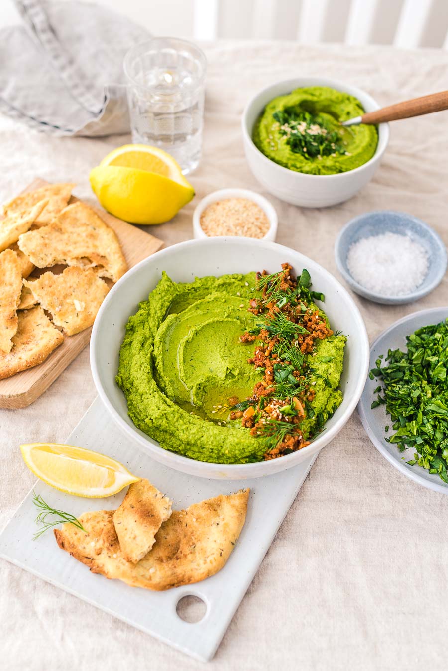 Spinat-Dill Hummus mit Hackfleisch