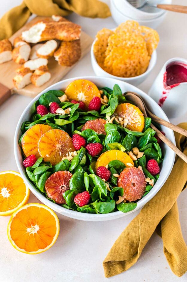 Feldsalat mit Himbeerdressing und Parmesanchips