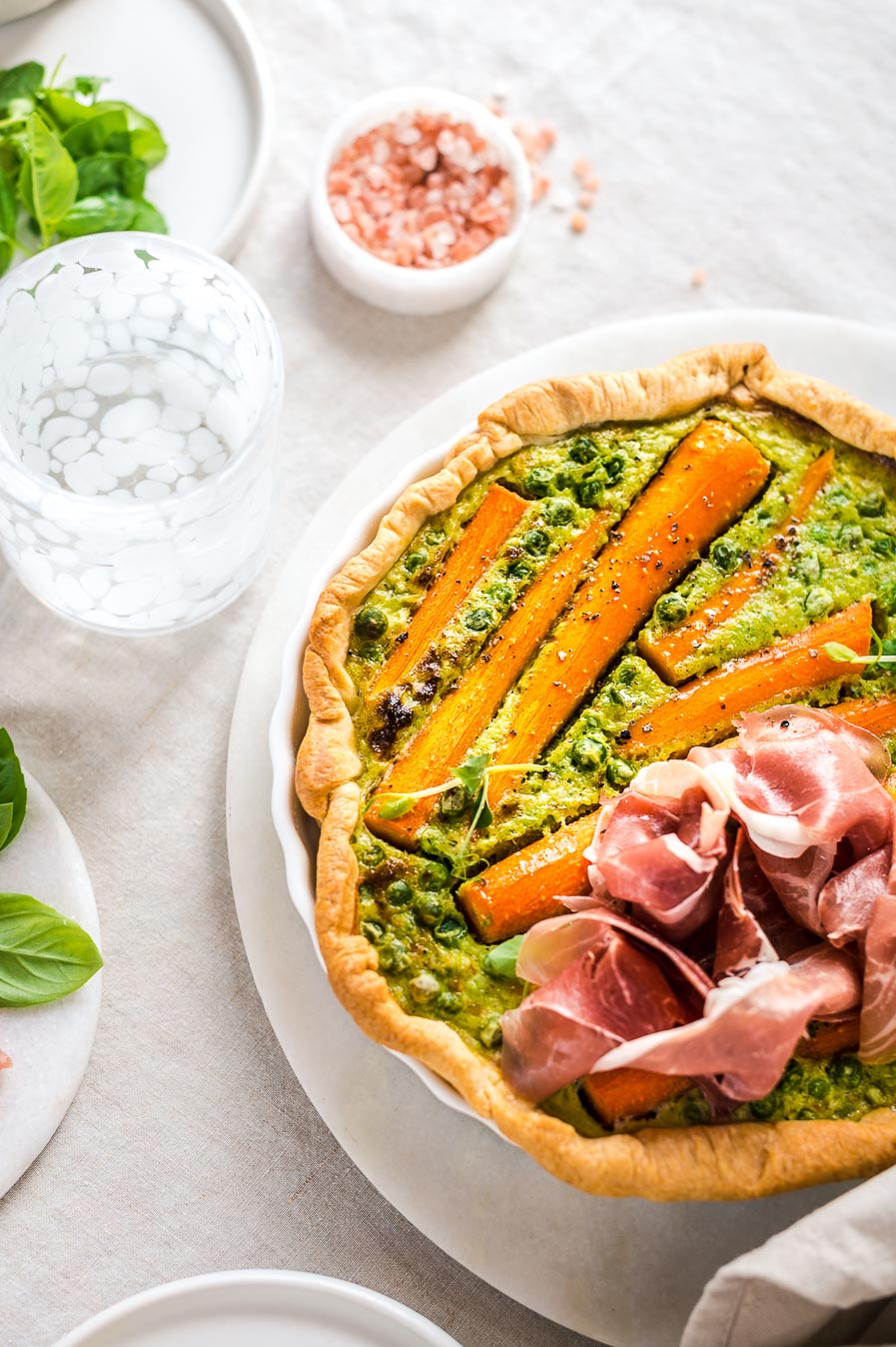 Erbsen-Möhren Quiche mit Prosciutto di Parma