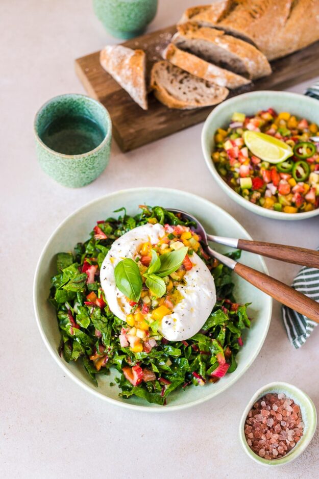 Erdbeersalsa und Mangoldsalat mit Burrata
