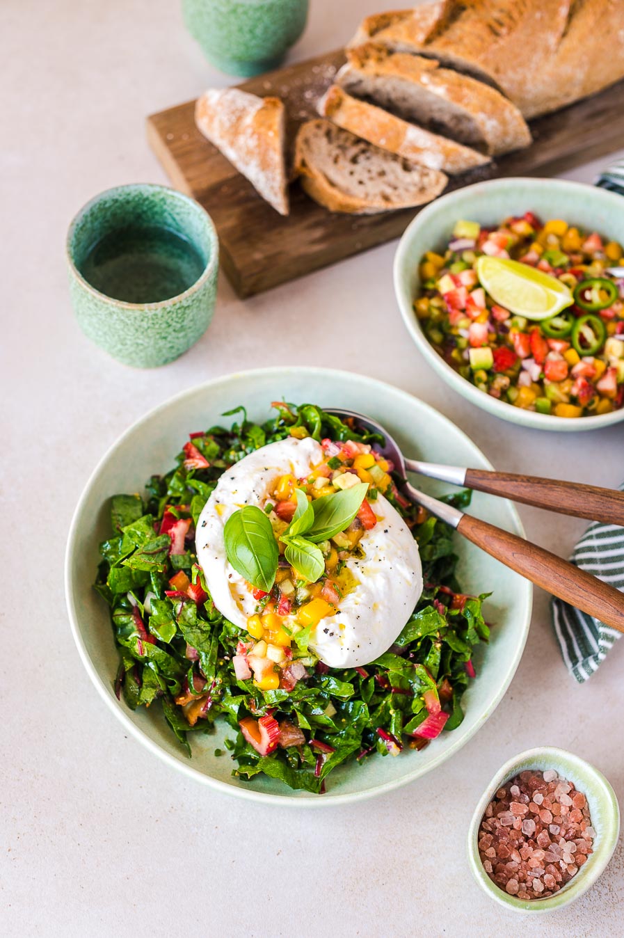 Erdbeersalsa und Mangoldsalat mit Burrata