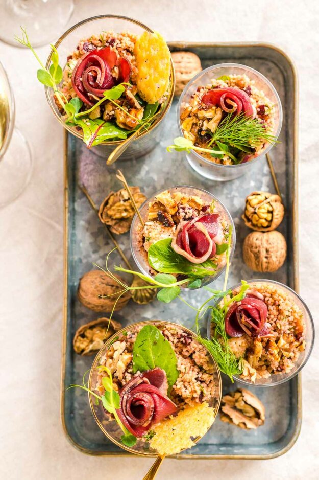 Rote Bete Couscous-Salat im Glas mit geräucherter Entenbrust