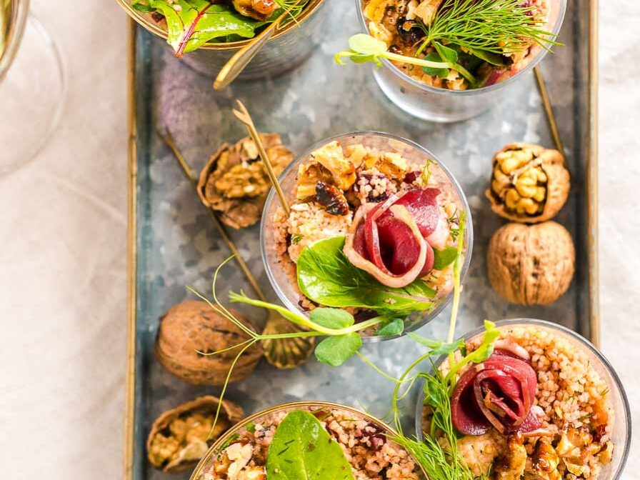 Rote Bete Couscous-Salat im Glas mit geräucherter Entenbrust