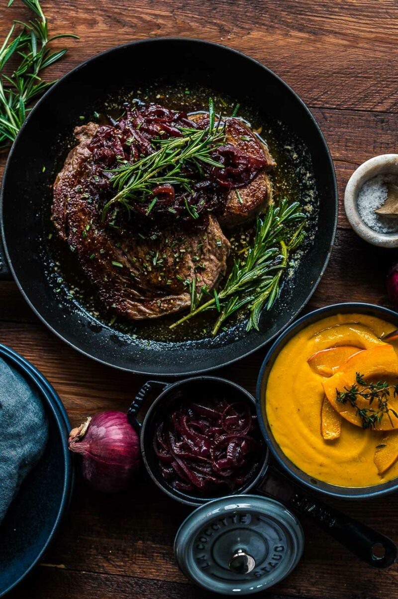Entrecôte mit Kürbispüree und Schmorzwiebeln, Rezept für Entrecôte ...