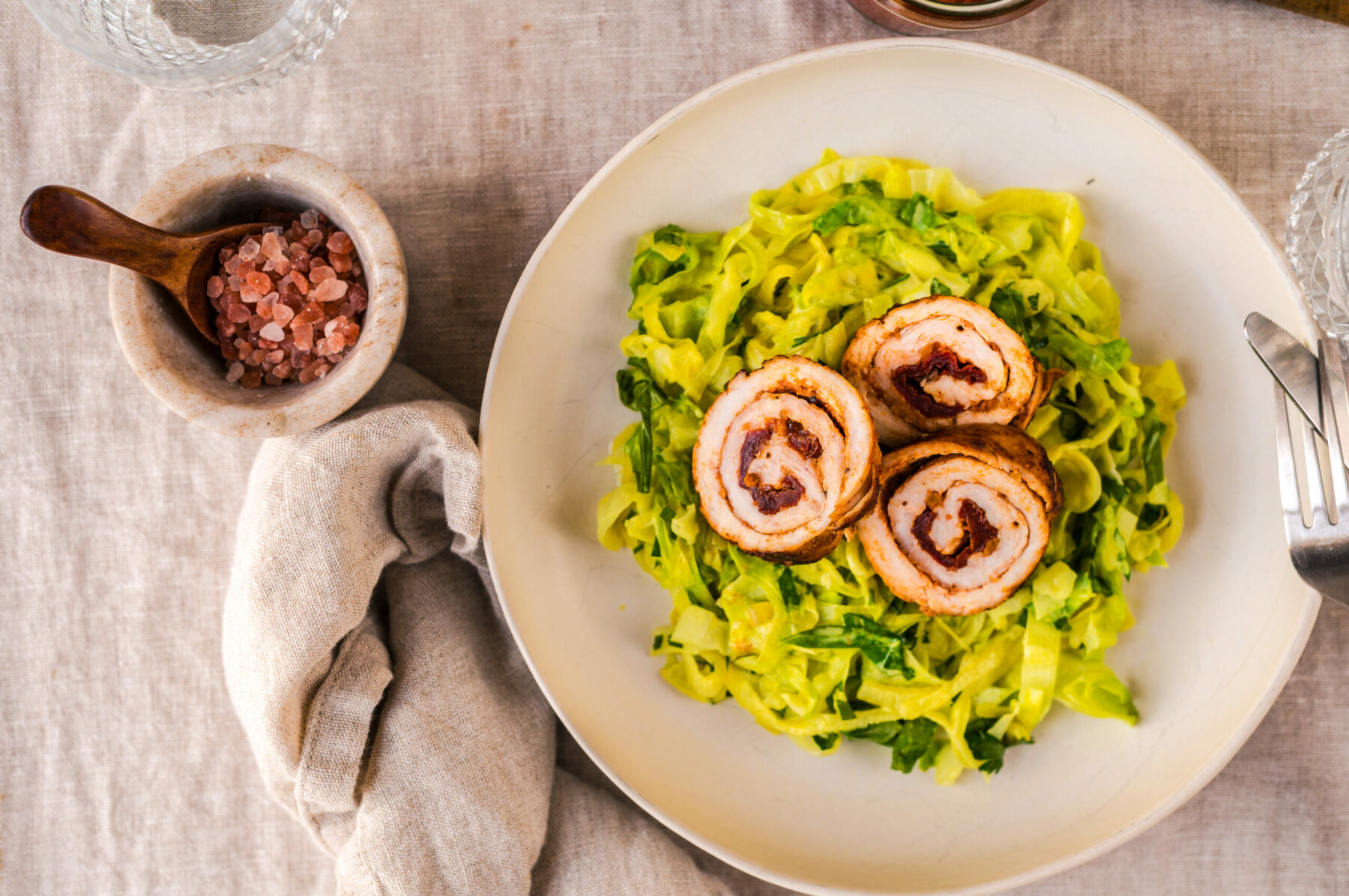 Rezept für Putenröllchen mit Spitzkohlgemüse, Putenrouladen Rezept ...