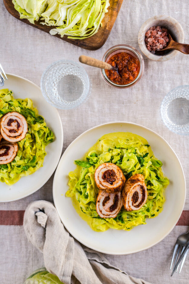 Putenröllchen mit Spitzkohlgemüse