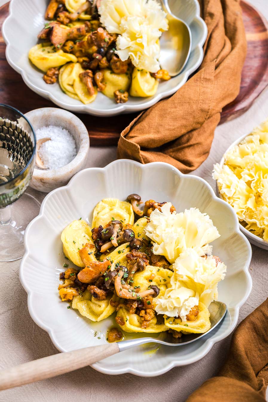Pilz Ravioli mit Misobutter, geröstetem Blumenkohlcrunch –und Tête de Moine <span class="caps">AOP-21</span>