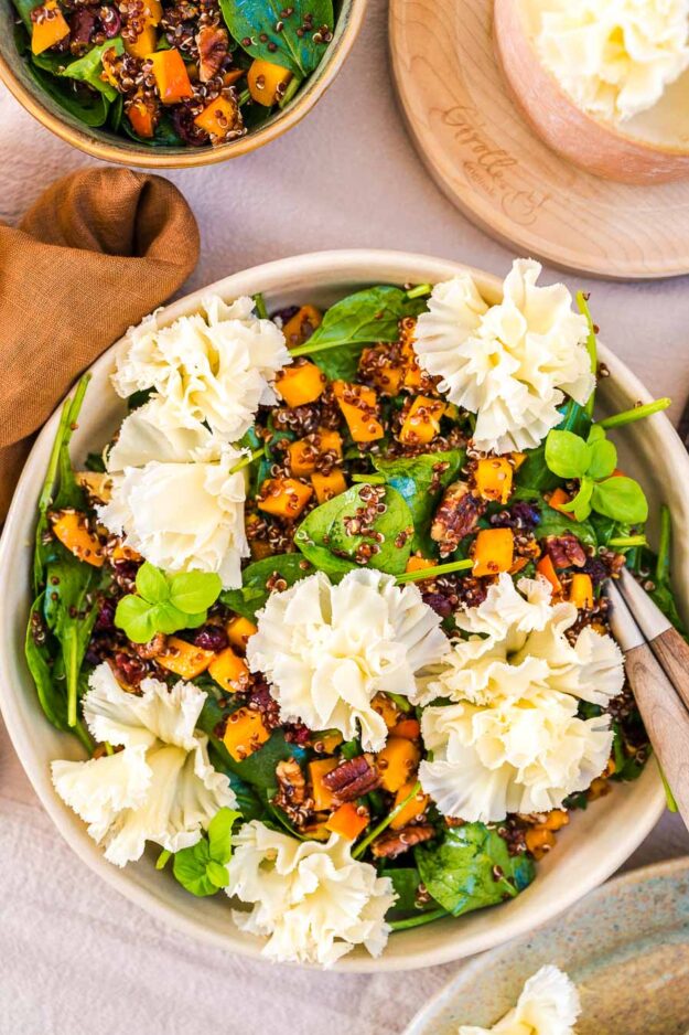 Kürbis-Quinoa-Salat mit Pekannüssen <span class="amp">&</span> Cranberrys ‑und Tête de Moine <span class="caps">AOP-17</span>